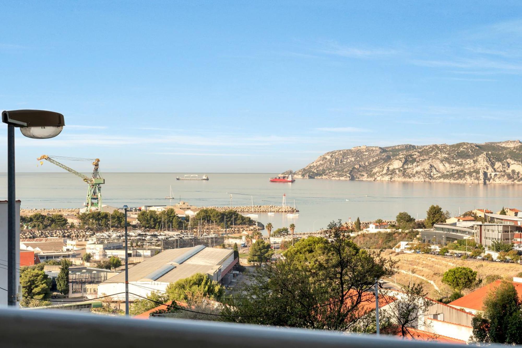 Room In Appartment With Seaview Марсилия Екстериор снимка